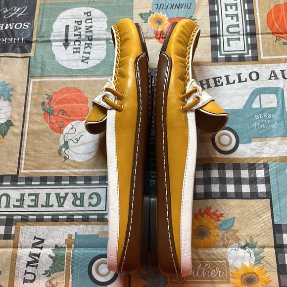 Ellen Tracy Scottie Yellow Leather Moccasin Mule Size 7.5 - Picture 8 of 10